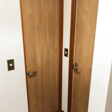トイレの木製ドア