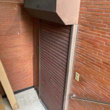 施工前。スチール製でシャッターボックスが外に出ていました。