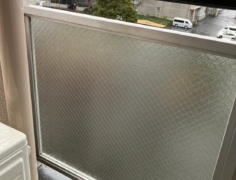 ベランダの目隠しガラスを交換 ～千葉県白井市 マンション管理組合様～