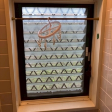 【施工前】断熱性の低いルーバー窓も交換しました。