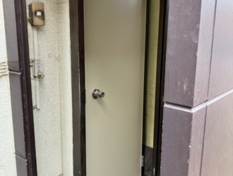 勝手口ドアの腐食・劣化もこれで安心|店舗裏口にLIXILロンカラーフラッシュドアを設置~千葉県佐倉市 店舗~