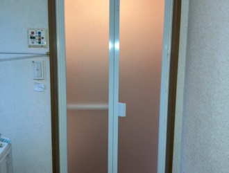 その浴室中折れドア、替え時かも？毎日が楽になる交換リフォーム|YKK AP ドアリモ～千葉県佐倉市 T様～