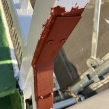 《施工中》鉄骨プレートで挟み込みしっかり補強