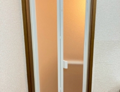 古くなった浴室ドアをスッキリ交換！ YKK AP「ドアリモ」中折れドアの魅力～千葉県佐倉市 K様～