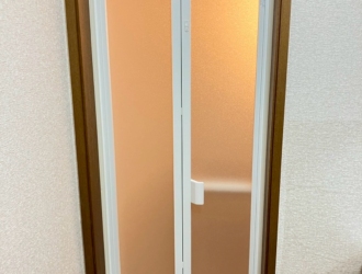 古くなった浴室ドアをスッキリ交換! YKK AP「ドアリモ」中折れドアの魅力~千葉県佐倉市 K様~