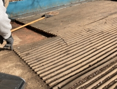 修繕に備えて、屋根の土や枯葉を丁寧に除去。屋根の負荷を軽く。～千葉県千葉市 M様～