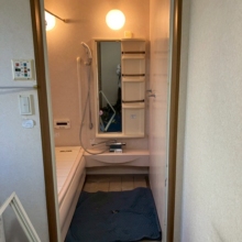 既存の枠の上から新規に枠を設置するため、壁や周辺を壊すことなく設置が可能です！