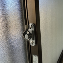 《施工前》お風呂場のクレセントは鍵が固くなってしまっていました。