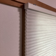 ハチの巣のような構造の中に空気をためこむことで、寒さ・暑さをやわらげます。