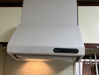 古い換気扇を最新レンジフードに交換!音もお手入れもストレスフリーなキッチンに変身~千葉県佐倉市 F様~