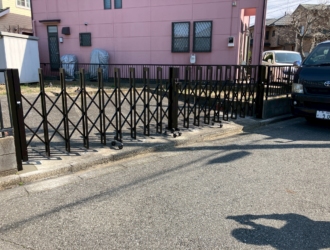 見た目も使い心地もリフレッシュ！ノンレール仕様で安心・快適な伸縮門扉「アルシャインⅡ」～千葉県千葉市 T様～