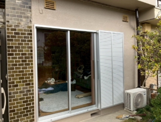 梅雨や台風の季節を前に、アコーディオン雨戸からLIXIL「サーモスⅡ-H」へ。雨風に強く快適な窓リフォーム~千葉県八千代市 S様~