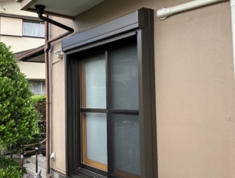 重い雨戸の手間や騒音から解放。既存枠を解体・撤去し、 リモコン1つで部屋を閉め切ったまま開閉できる最新の電動シャッターへ一新～千葉県四街道市 M様～