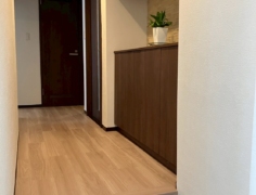 建具・床・玄関収納を一新！木目の温もりが迎える上質な玄関・廊下リフォーム～東京都世田谷区 F様～