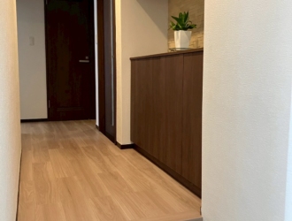 建具・床・玄関収納を一新!木目の温もりが迎える上質な玄関・廊下リフォーム~東京都世田谷区 F様~