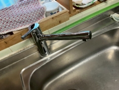 キッチン水栓の根元からの水漏れを解決。補強工事と節湯水栓交換で安心のキッチンへ～千葉県四街道市 K様～