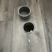 《施工中》形状や配管に合わせて新しい高耐水コンパネを精密に加工。しっかり固定して平らな土台を再構築。