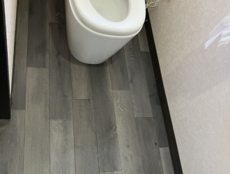 【床のふわつき・沈み込みを解消】トイレ本体はそのまま活かす!下地腐食を解体・補修し、安心して歩けるクッションフロアへ~千葉県四街道市 S様~