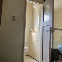 《施工後》段差を解消し、トイレドアも交換。出入りの負担を軽減しました。