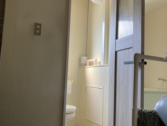 【介護保険を活用】トイレ入口の段差をフラットに！LIXIL「ラシッサD」ドア交換で転倒リスクのない安心空間へ～千葉県千葉市 O様～