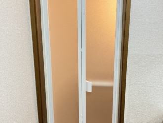 開き戸から中折れ戸へチェンジ!YKK AP「ドアリモ 浴室ドア」カバー工法でカビ・水垢を解消&洗い場ひろびろ快適に~千葉県佐倉市 K様~